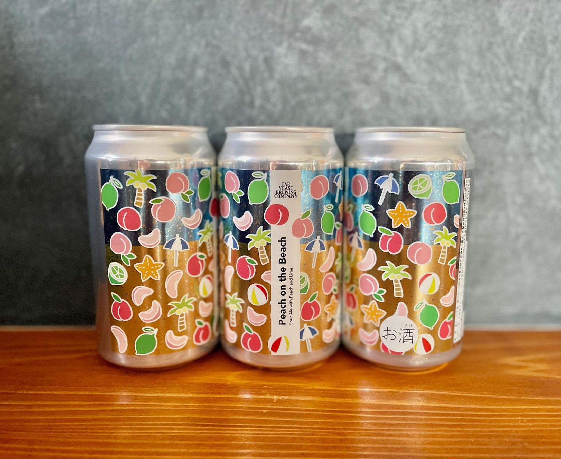 『Far Yeast Peach on the Beach』🍑🏖️🏝️

ラベルを描かせていただいたピーチオンザビーチが手元に…😙

ビーチをイメージしたカラーリングに前回の桃🍑は引き続き、ビーチをイメージするパラソルやヤシの木、味のアクセントになっているライムなどもたっぷりモチーフに◎

今回もキラキラ✨ラベルにしていただきました🫶

ぜひお試しくださいっ😆

---------------------------
▼△▼Far Yeast Peach on the Beach▼△▼
ABV:4.5%
IBU:10
Style: Fruited Sour Ale with salt
Hop:Centennial, Sabro, Sorachi Ace, CryoSabro,Simcoe

Tasting Note:
山梨市の桃農家「ピーチ専科ヤマシタ」で7月上旬に収穫された早生桃「なつき」をたっぷりと500kg使用したフルーツサワーエール。 海のない山梨県から、夏のビーチを想起するようなライムと塩をアクセントにした甘酸っぱいフレーバーをお届け🍑
---------------------------

3月にリリースしてラベルが可愛い！と大好評だったMomo Commonと同じく、今回も甲府市在住のイラストレーター神山奈緒子さん @naoko.kamiyama.pen にラベルデザインしていただきました🍑🏖

#faryeastbrewing #faryeast #fyb #craftbeer #japaneasrcraftbeer #arcadia #smokedhelles #源流醸造所 #yamanashi #kosuge #kosugevillage #ピーチ専科ヤマシタ #ラペスカ #peachonthebeach

#神山奈緒子clientwork #パッケージデザイン#神山奈緒子#naokokamiyama#クラフトビール
#ビールが好き#ビール女子 #ビール部 #山梨#山梨のビール-1